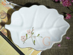 Đĩa lá sâu men trắng vẽ hoa Đào hồng, 25x18cm
