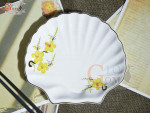 Đĩa sò men trắng vẽ hoa Mai vàng, 20x18cm