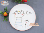 Đĩa tròn men trắng vẽ mèo chỉ hồng, 16cm