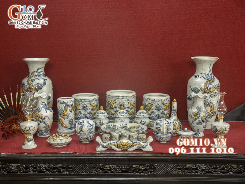 Lọ hoa nên đặt bên nào trên bàn thờ sao cho đúng phong thủy?