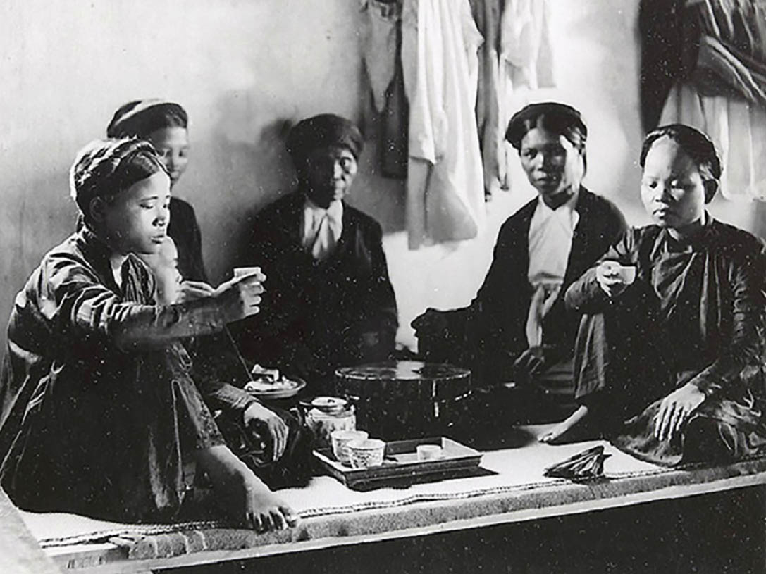 Hoài Niệm Về Văn Hóa, Nghệ Thuật Uống Trà Của Người Việt Xưa & Nay