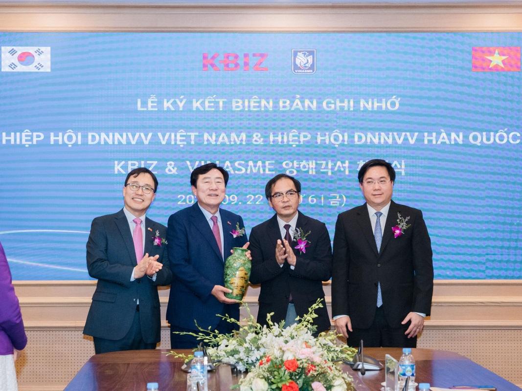 Lễ ký thỏa thuận hợp tác giữa VINASME và KBIZ