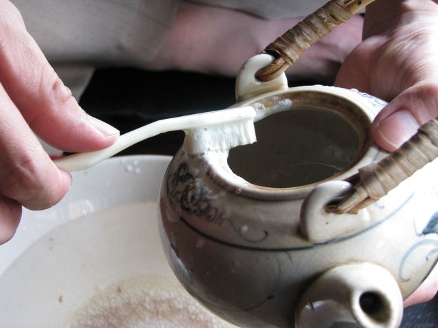 CÁCH BẢO QUẢN ĐỒ GỐM VÀ CÁC THÓI QUEN CẦN TRÁNH!