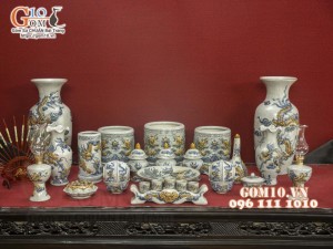 Lọ hoa nên đặt bên nào trên bàn thờ sao cho đúng phong thủy?