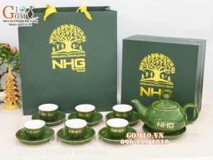 Hàng Nghìn Bộ Ấm Chén Cùng Cốc Sứ Quà Tặng In Logo về tới Tập Đoàn Nguyễn Hoàng Group tại TP Hồ Chí Minh