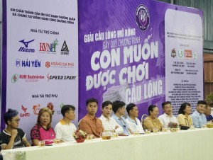 Gốm 10 - Nhà tài trợ đồng hành Giải Cầu Lông Mở Rộng giúp đỡ các em học sinh nghèo đam mê môn cầu lông