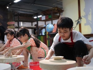 Vuốt nặn vẽ, sản phẩm du lịch độc đáo của Làng gốm sứ Bát Tràng