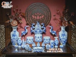 Bộ đồ thờ men lam hơi thở truyền thống trong mỗi gia đình Việt
