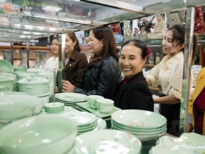 Mỗi vị khách ghé cửa hàng đều mang theo một câu chuyện riêng