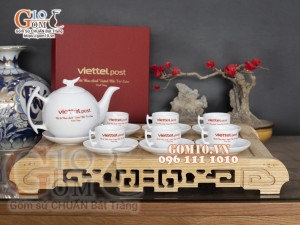 Gốm 10 hoàn thành hợp đồng hàng trăm bộ ấm chén quà tặng cho đơn vị Viettel post