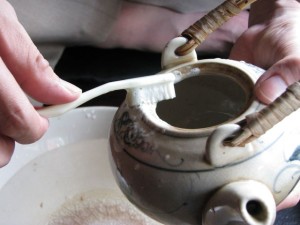 CÁCH BẢO QUẢN ĐỒ GỐM VÀ CÁC THÓI QUEN CẦN TRÁNH!