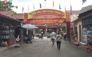 Những sản phẩm tinh xảo, độc đáo ở chợ gốm làng cổ Bát Tràng