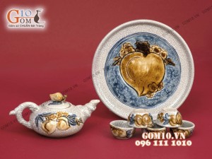 Bộ Ấm Chén Trà Trên Bàn Thờ Và Ý Nghĩa Phong Thuỷ Trong Thờ Cúng Tâm Linh