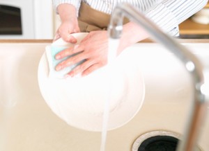 CÁC MẸO ĐƠN GIẢN BẢO QUẢN GỐM SỨ LUÔN MỚI