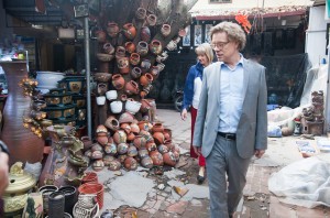 Đại sứ Thụy Điển thích thú ngắm tượng gà ở chợ gốm Bát Tràng