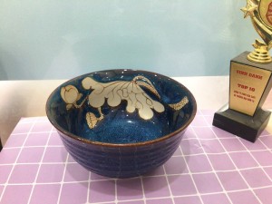  Bát tô sâu miệng loe men hỏa biến xanh đá khắc sen, đường kính 19cm