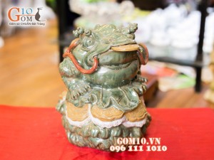 Tượng sứ Cóc ngậm tiền ngồi bệ ngọc 28cm