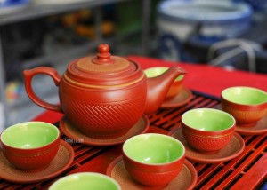 Bộ ấm chén dáng ganh đỏ, chén lòng xanh