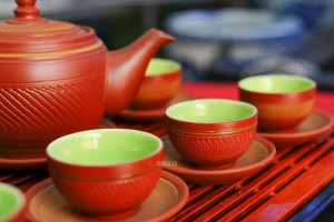 Bộ ấm chén dáng ganh đỏ, chén lòng xanh