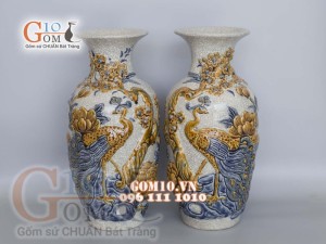 Đôi lọ lộc bình men rạn đắp nổi Công Đào, cao 34cm