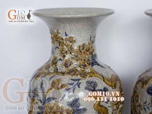 Đôi lọ lộc bình men rạn đắp nổi Công Đào, cao 52cm
