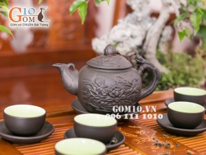 Bộ ấm chén tử sa đắp nổi hoa sen đen