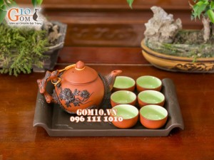 Bộ ấm chén tử sa đắp nổi hoa phù dung đen đỏ, khay chữ nhật