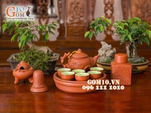 Ấm chén tử sa đắp nổi hoa đào đỏ khay thủng, đầy đủ phụ kiện