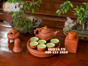 Ấm chén tử sa đắp nổi hoa đào đỏ khay thủng, đầy đủ phụ kiện