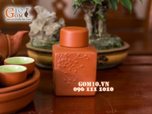 Ấm chén tử sa đắp nổi hoa đào đỏ khay thủng, đầy đủ phụ kiện