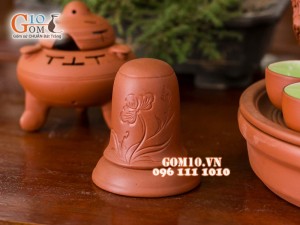 Ấm chén tử sa đắp nổi hoa đào đỏ khay thủng, đầy đủ phụ kiện