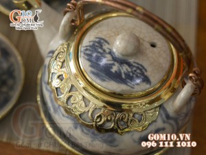 Ấm chén dáng Nhật men rạn cổ cảnh sơn thủy bọc đồng, 450ml