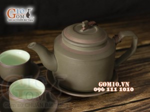 Ấm chén men rêu, dáng vai vuông kẻ chỉ đỏ, 350ml