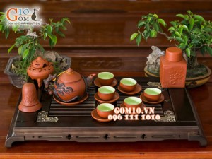 Ấm chén tử sa đắp nổi hoa tùng đen đỏ, đầy đủ phụ kiện