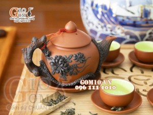 Ấm gốm đắp nổi hoa Phù Dung đen đỏ, 380ml