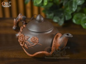 Ấm gốm đắp nổi hoa phù dung đỏ đen, 500ml