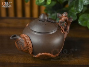 Ấm gốm đắp nổi hoa phù dung đỏ đen, 500ml