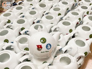 Ấm lẻ dáng chóp lửa men trắng in logo, 600ml