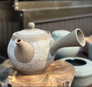 Ấm lẻ quai ngang gốm hồng sa