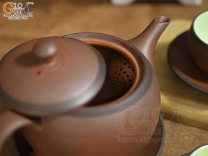 Ấm nâu son dáng tròn gốm hồng sa, chỉ đen 280ml