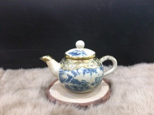 Ấm quả hồng men rạn cổ bọc đồng