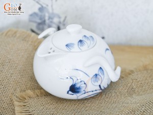 Ấm tai voi men trắng vẽ sen tràm cổ