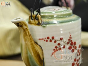 Ấm tích men vuốt vẽ hoa đào đỏ, 1.5L