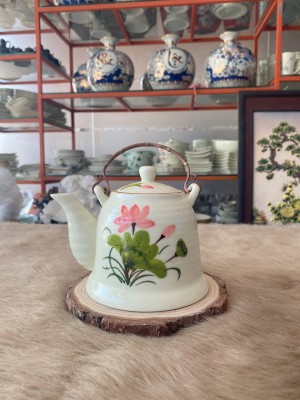 Ấm trà men kem dáng vuốt, vẽ sen hồng