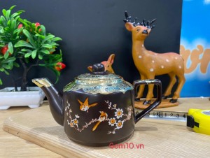 Ấm vai vuông men nâu khắc hoa mai trắng bọc đồng, 350ml