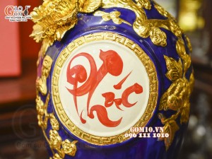 Bảo bình chữ Phúc đắp nổi dát vàng, nền xanh coban, cao 42cm