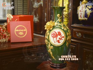 Bảo bình chữ Phúc đắp nổi dát vàng, nền xanh lục bảo, cao 42cm