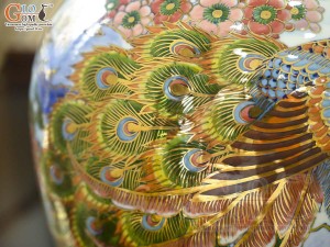 Bảo bình men màu cảnh Công Đào Phú Quý vẽ vàng 24k, cao 62cm