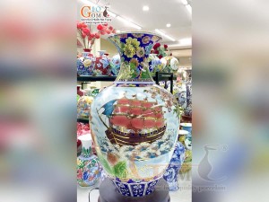 Bảo bình men màu họa tiết nhị cảnh Thuận Buồm Xuôi Gió và Công Đào vẽ vàng 24k, cao 62cm