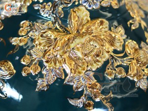 Bảo bình men màu xanh lục đắp nổi hoa dây vẽ vàng 24k, cao 70cm